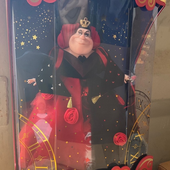 Disney red queen limited doll - Picture 2 of 3